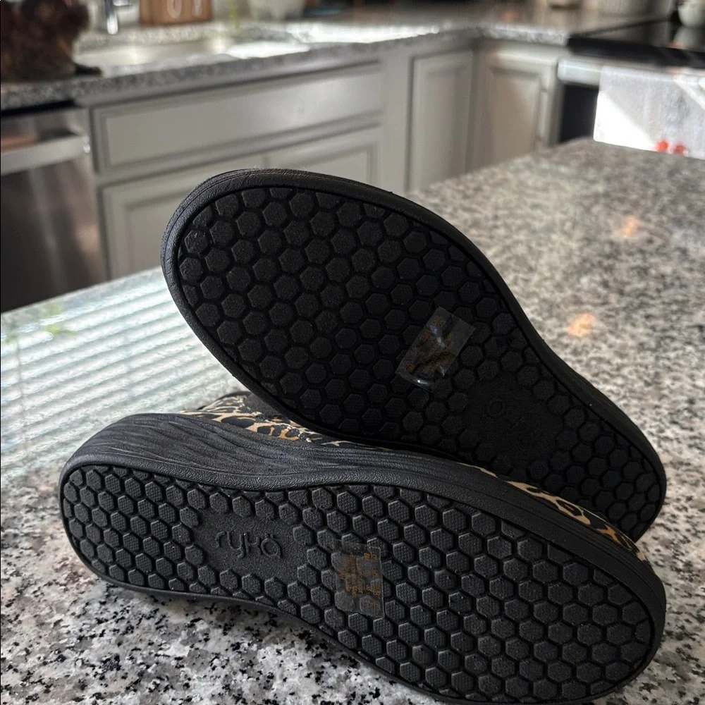 NWOT Ryka Water Repellent Leopard Print Ankle Booties - Size 8 - Picture 5 of 6